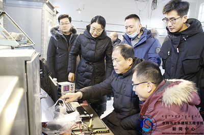 我院與內(nèi)蒙古自治區(qū)水利水電勘測設計院合作開展&ldquo;泄水建筑物事故閘門不同底緣型式的水動力特性研究&rdquo;水工模型試驗課題研究